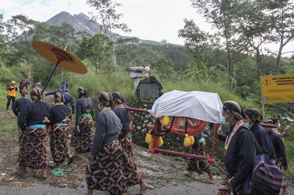 Upacara Adat Labuhan Gunung Merapi